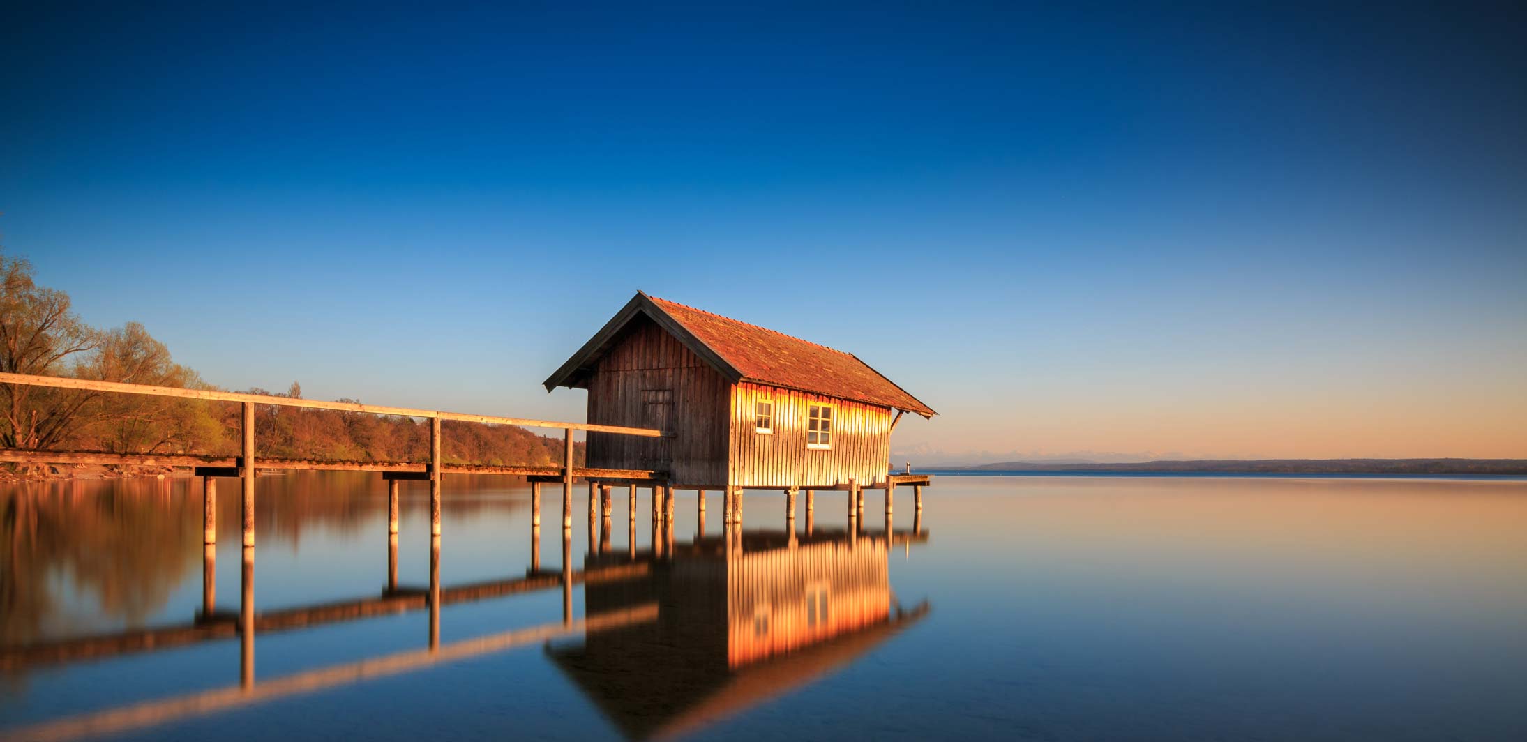 Steg und Bootshaus im Ammersee