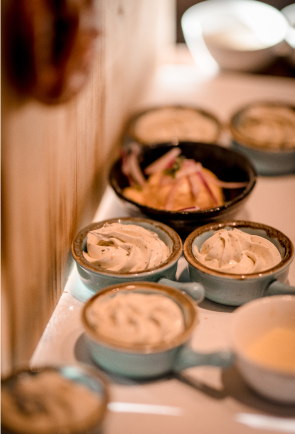 Kleine Schälchen mit Dips