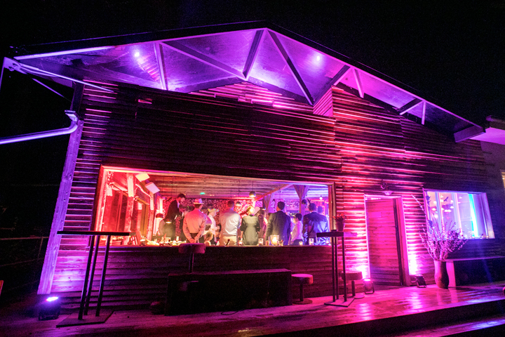 pink beleuchtete winterlounge von aussen