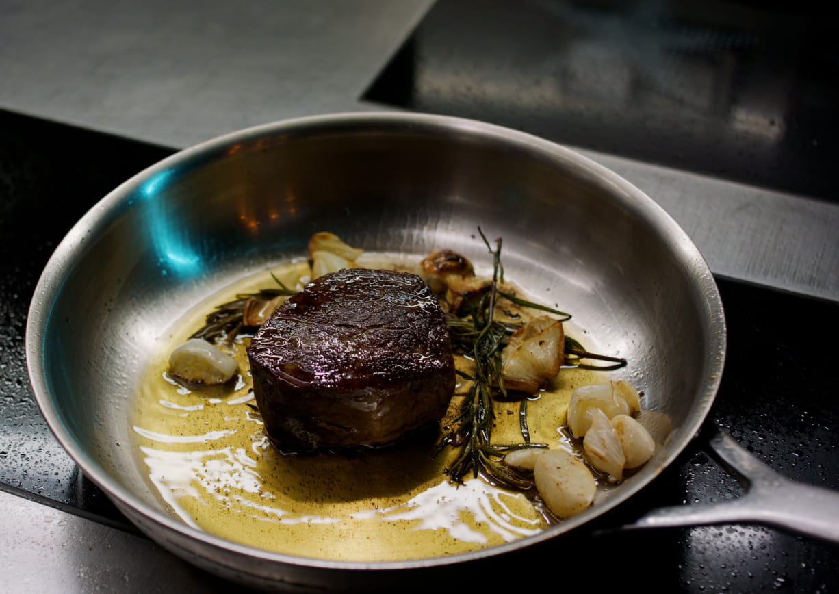 Rinderfilet mit Knoblauch und Rosmarin in der Pfanne