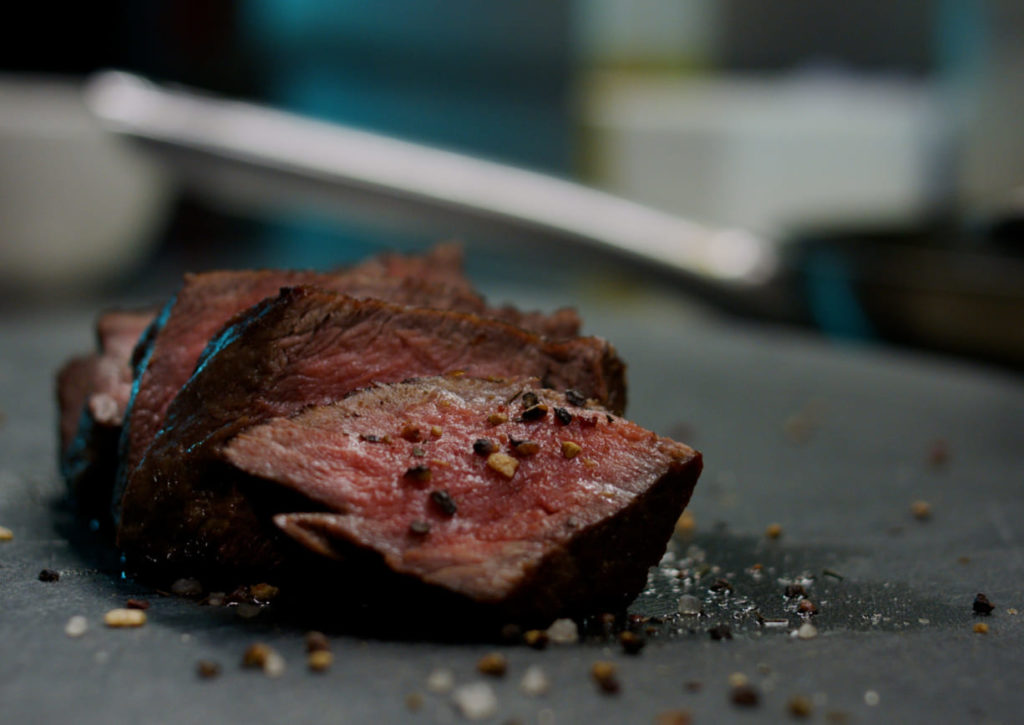 Rinderfilet mit grobem schwarzem Pfeffer in Scheiben angerichtet