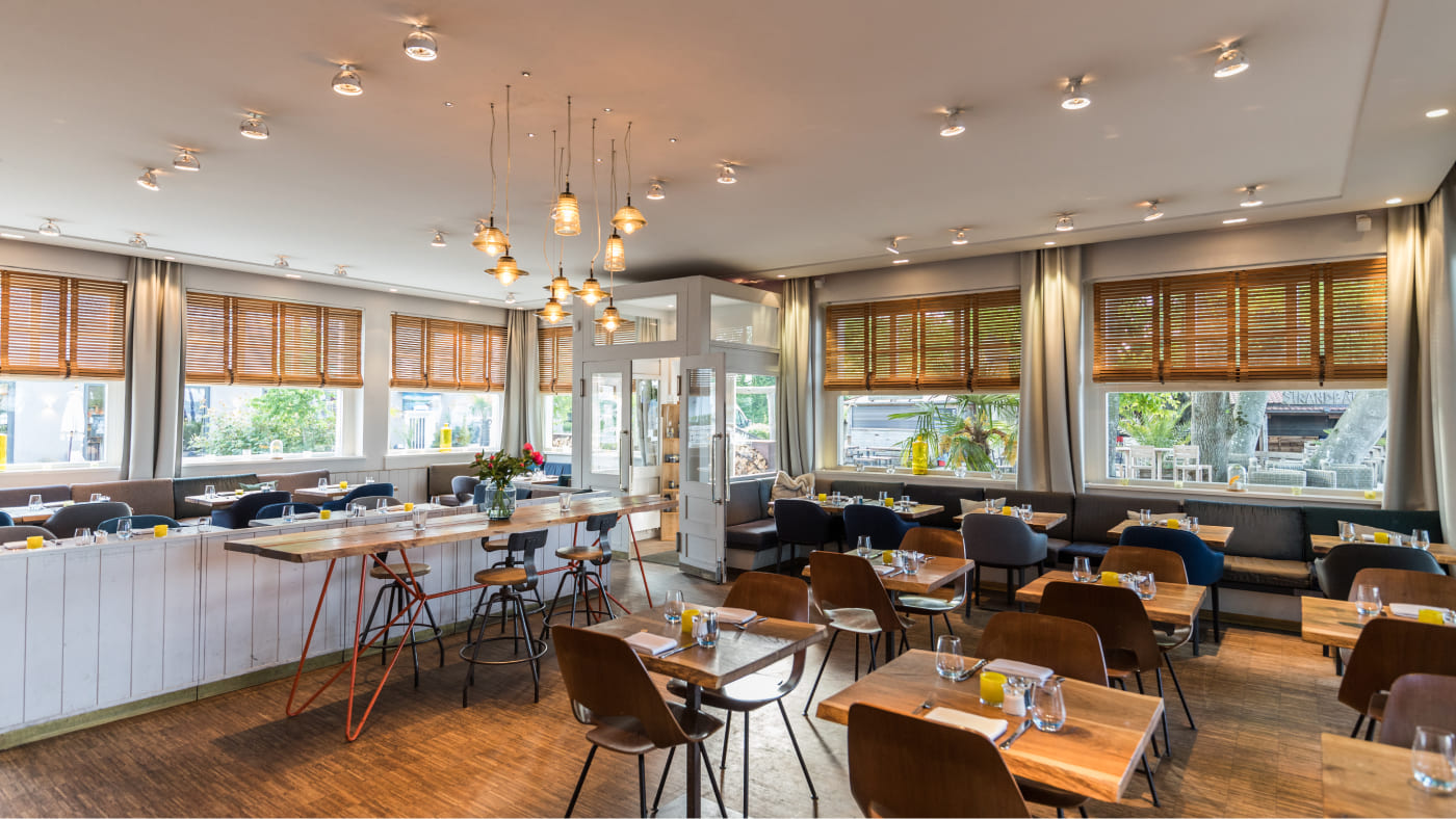 Innenbereich Restaurant Fischer mit Blick nach draußen