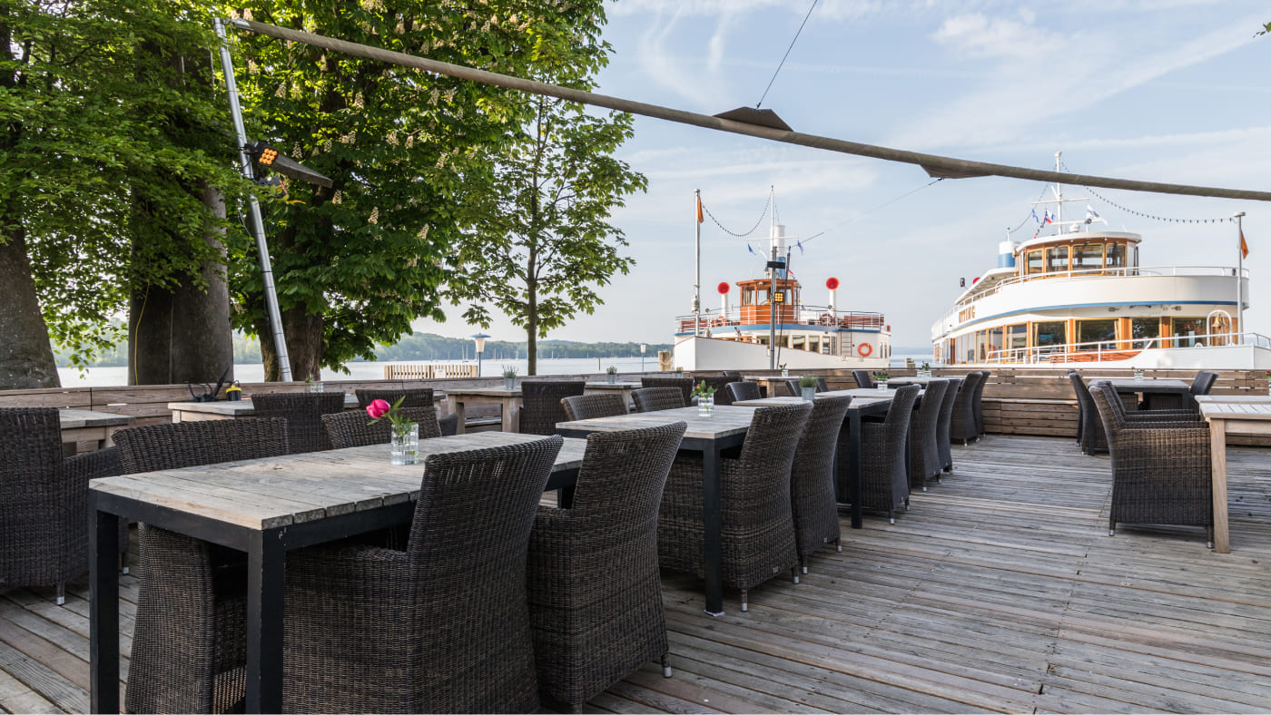Terrasse Restaurant Fischer mit See und Dampfer im Hintergrund