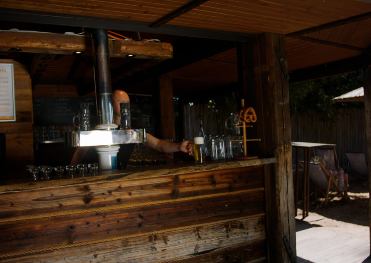 Holztheke der Strandbar