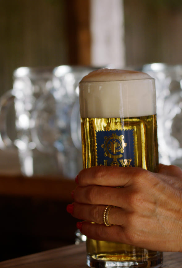 Frisch gezapftes Bier an der Strandbar