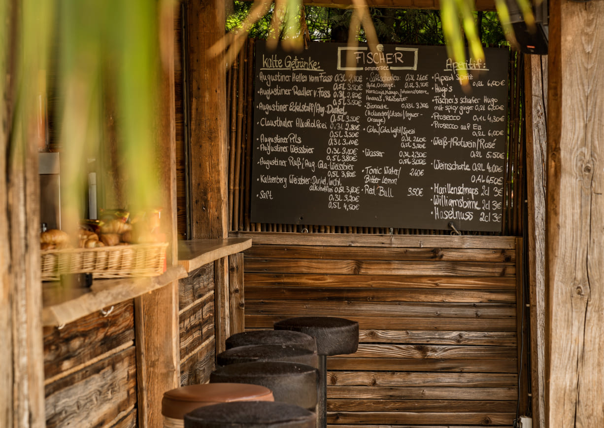 Tafel mit Speisen und Getränken an der Wand der Strandbar