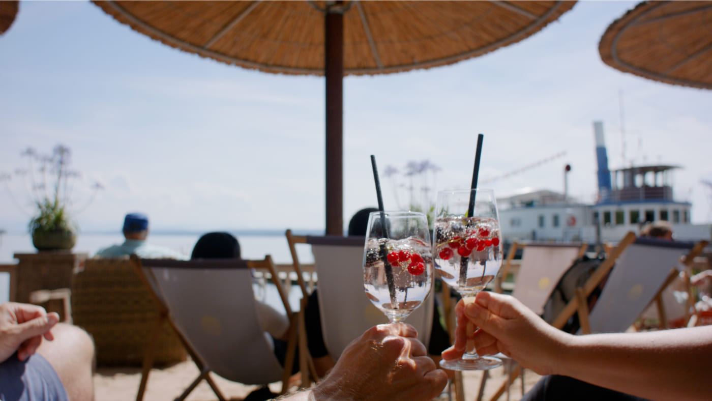 Drinks und Liegestühle in der Strandbar mit Blick auf den Ammersee